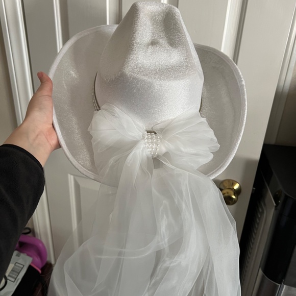 COWBOY BRIDE HAT WITH VEIL - Picture 3 of 4
